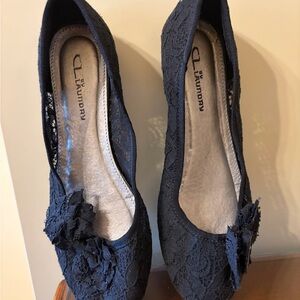 Women’s CL Laundry black lace flats size 8